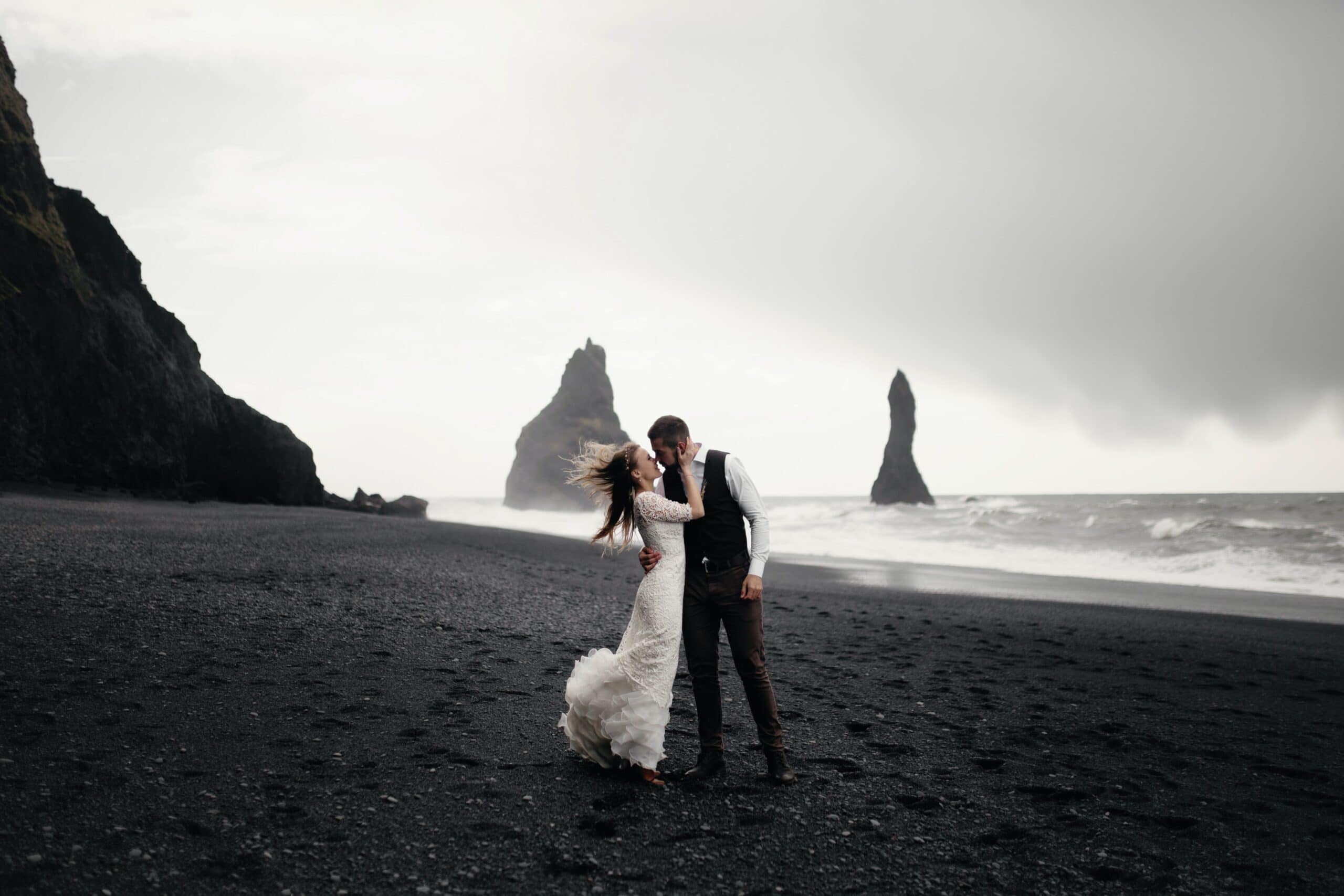 Braut und Bräutigam Küssen sich am Strand